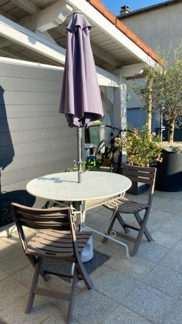 Ferienwohnung Chez Sabine Et Pascal Meyzieu Exterior foto